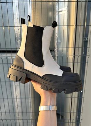 Стильные женские ботинки chelsea boots black milk молочные с чёрным на флисе