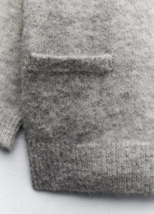 Трикотажный свитер со стразами на воротнике9 фото