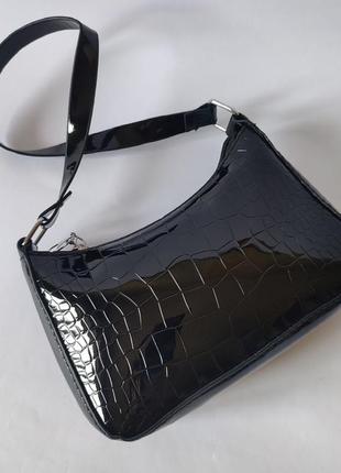 Глянцевая черная сумочка багет