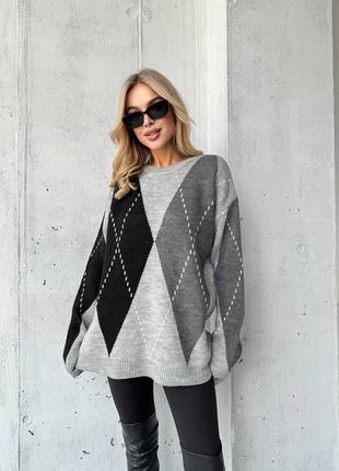 Подовжений сірий оверсайз крою светр з орнаментами із щільного трикотажного полотна 2024