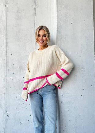 Объемный и теплый молочный стильный трендовый оверсайз свитер из фактурной пряжи с розовыми полоскам