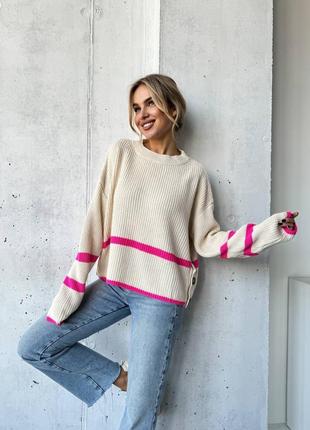 Объемный и теплый молочный стильный трендовый оверсайз свитер из фактурной пряжи с розовыми полоскам5 фото