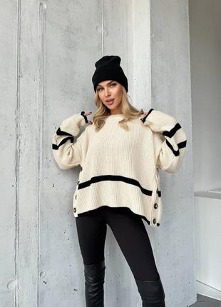 Объемный и теплый стильный молочный трендовый оверсайз свитер из фактурной пряжи с черными полосками2 фото