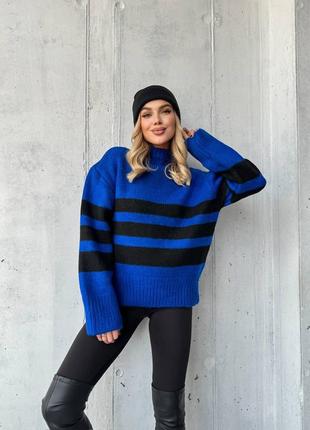 Теплий синій светр з високою горловиною в чорну смужку 2024