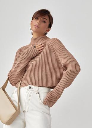 Короткий вязаный свитер в рубчик с рукавами-регланами - светло-коричневый цвет, l (есть размеры)5 фото