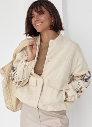Жіноча куртка-бомбер з вишивкою на рукавах — бежевий колір, l (є розміри)6 фото