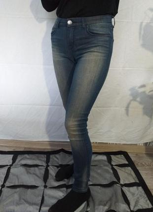 Стрейчевые джинсы.1 фото