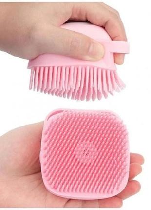 Силіконова масажна мочалка щітка з дозатором silicone massage bath brush рожевий2 фото