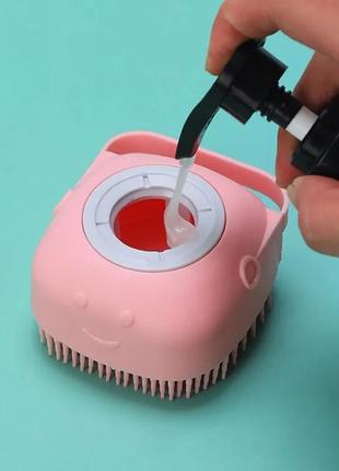 Силиконовая массажная мочалка щетка с дозатором silicone massage bath brush розовый6 фото
