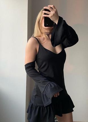 Новое черное платье boohoo с воланами снизу и на рукавах