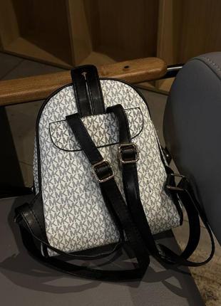 Рюкзак в стиле michael kors monogram backpack mini white8 фото