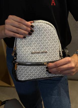 Рюкзак в стиле michael kors monogram backpack mini white2 фото