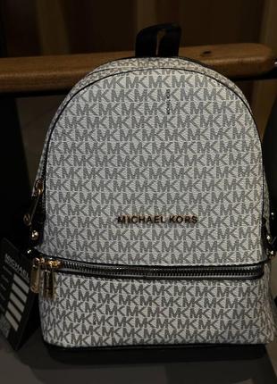 Рюкзак в стиле michael kors monogram backpack mini white4 фото