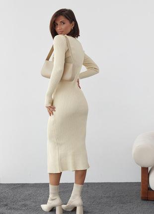 Силуэтное платье в рубчик с разрезом спереди - кремовый цвет, s (есть размеры)2 фото
