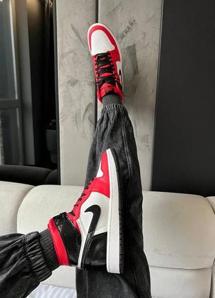 Чудові жіночі кросівки nike air jordan 1 retro high red black white червоні з чорним та білим7 фото
