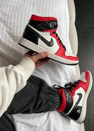 Отличные женские кроссовки nike air jordan 1 retro high red black white красные с чёрным и белым