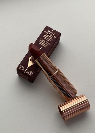 Известная помада charlotte tilbury matte revolution в оттенке walk of no shame