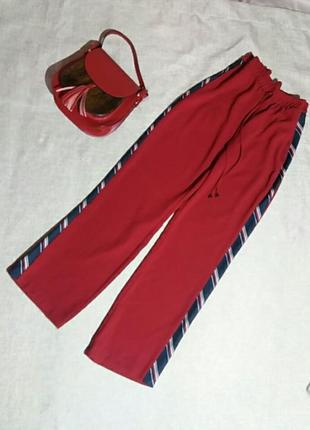 Штани червоно бардового кольору з лампасами1 фото