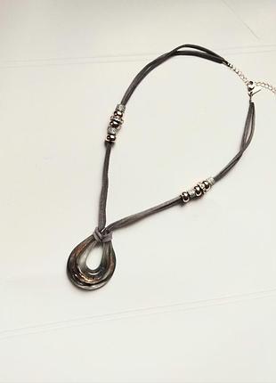 Walls колье, украшение на кожаном шнурке.