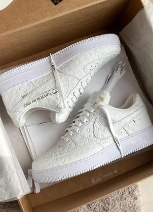 Красивые женские кроссовки nike air force 1 x louis vuitton белые с тиснением