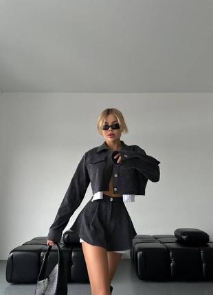 Жіночий супер стильний темно-сірий вельветовий костюм комплект укорочений піджак+спідниця 2024