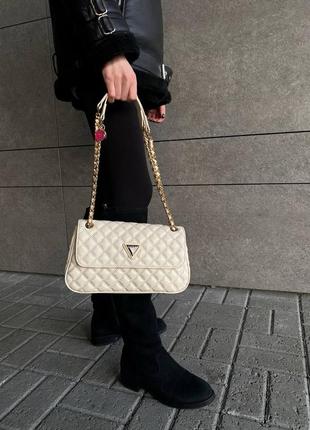 Шикарна жіночі сумка бежевого кольору guess long  на плече одне відділення, універсальна модель гесс