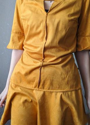 Замшевое платье в горчичном цвете с изнаночными швами2 фото