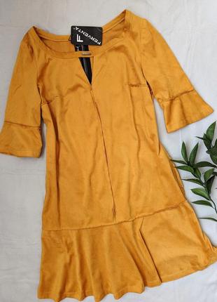 Замшева сукня в гірчичному кольорі з виворітними швами1 фото