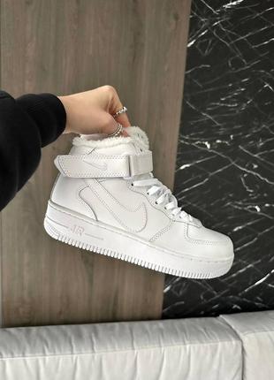 Класні жіночі зимові кросівки nike air force 1 white high fur білі на хутрі