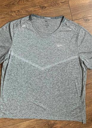 Оригінальна футболка nike