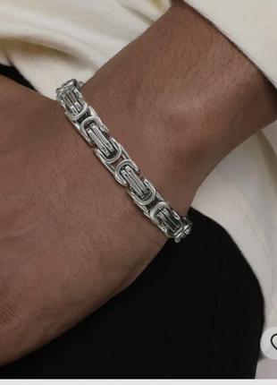 Мужской браслет из стали на руку.