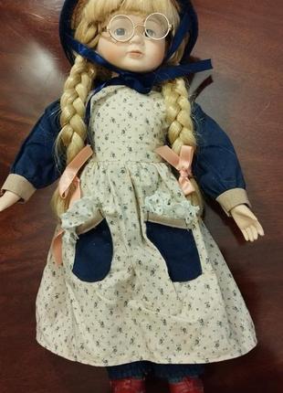 Красива, німецька колекційна лялька "дівчинка з косичками в окулярах і капелюшці".висота-40 см.2 фото