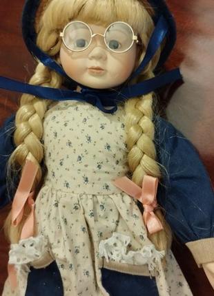 Красива, німецька колекційна лялька "дівчинка з косичками в окулярах і капелюшці".висота-40 см.3 фото