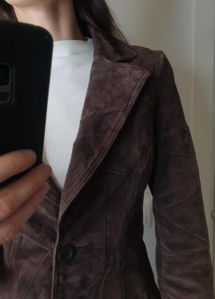 Стильный натуральный замшевый жакет блейзер пиджак из натуральной кожи замши печворк шоколадного цвета a wear6 фото