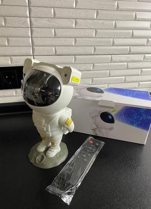 Ночник проектор зоряного неба великий космонавт – лазерний світильник проектор астронавт з пультом4 фото