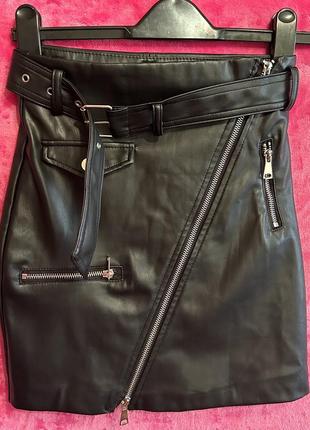 Черная юбка из экокожи