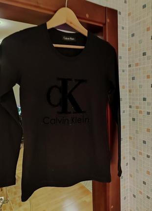 Лонгслив calvin klein.