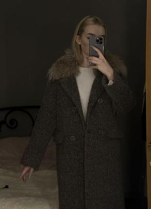 Теплое шерстяное пальто с воротничком с шерсти ламы1 фото