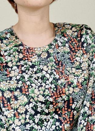 Шовкова блуза в квітковий принт атласна блуза віскоза топ h&m сатиновая блуза рубашка в цветочный принт укорочённая блуза2 фото