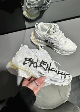 Трендовые женские кроссовки runner sneakers white graffiti молочные