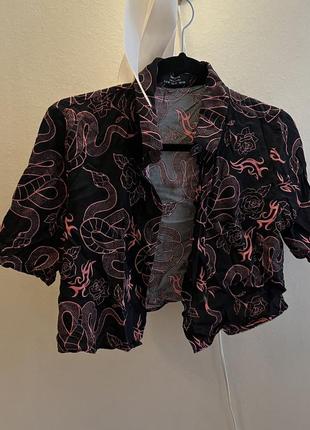 Рубашка кроп-топ bershka с принтом дракона