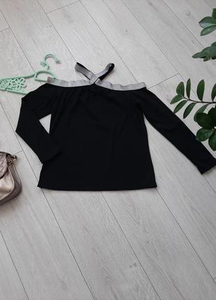 Красивий нарядний лонгслів з відкритими плечима