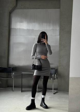 Сукня міні в рубчик під горло плаття сіра чорна утепленна трикотажна по фігурі базова зимова тепла трендова стильна3 фото