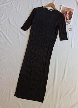 Черное плиссированное длинное платье с разрезами/с коротким рукавом