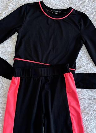 Черный спортивный костюм prettylittlething с яркими вставками