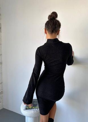 Обтягивающее трикотажное платье в рубчик короткое мини по фигуре туника водолазка лонгслив с рукавами клёш с разрезами с вырезом чёрное бежевое6 фото