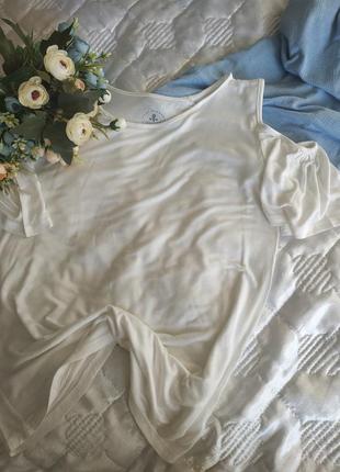 Базовая белая футболка, со спущенными рукавами.