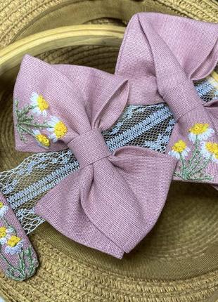 Бант с вышивкой