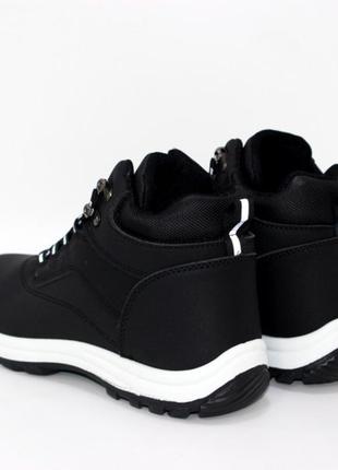 Черные зимние нубуковые ботинки на меху5 фото