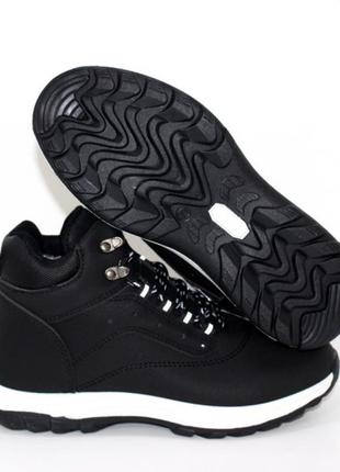 Черные зимние нубуковые ботинки на меху6 фото